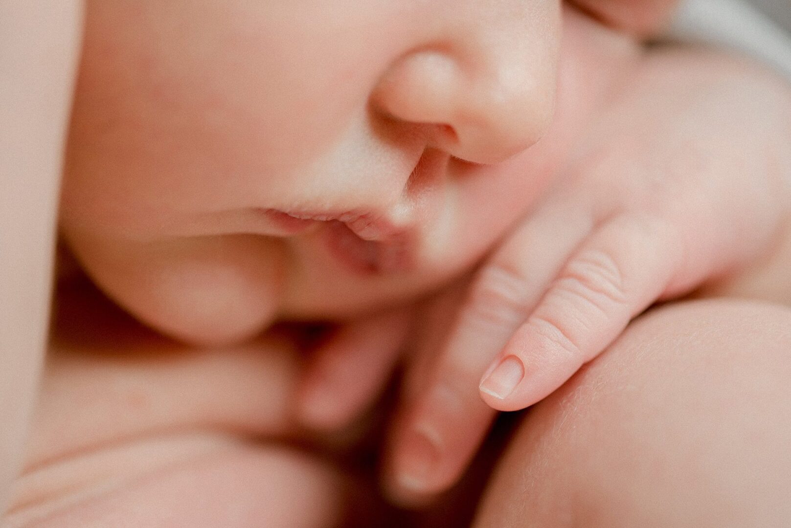 détails d'un nouveau-né, petite main et bouche