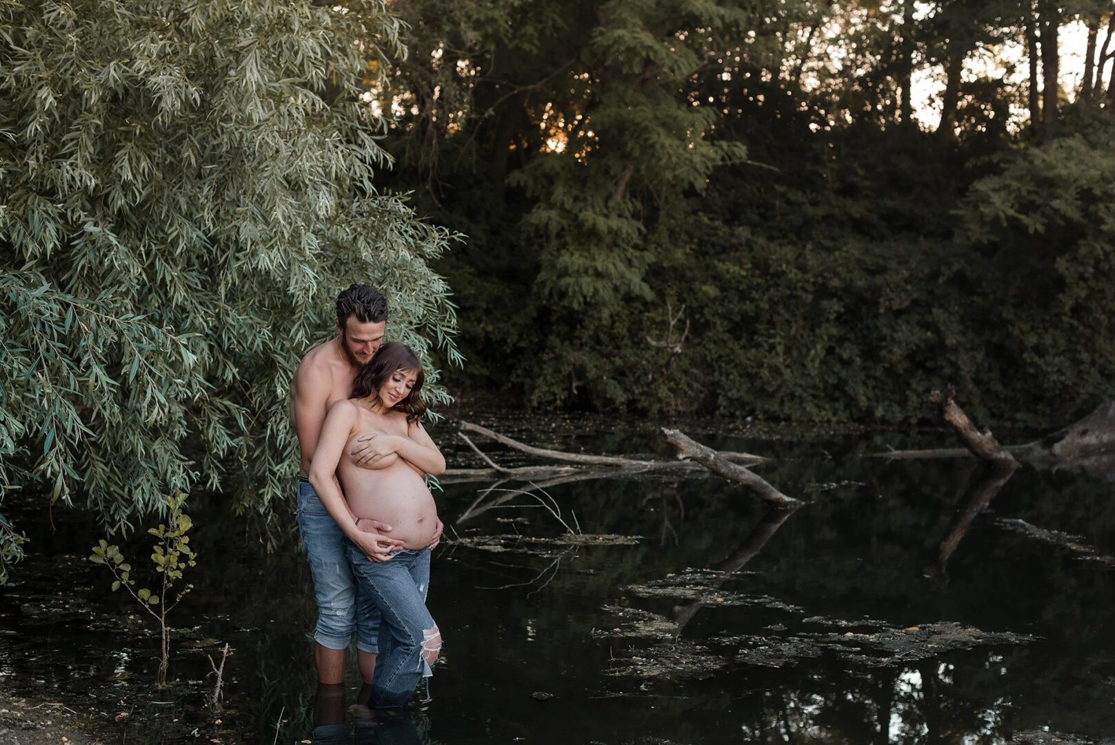 couple femme enceinte, dans un étang