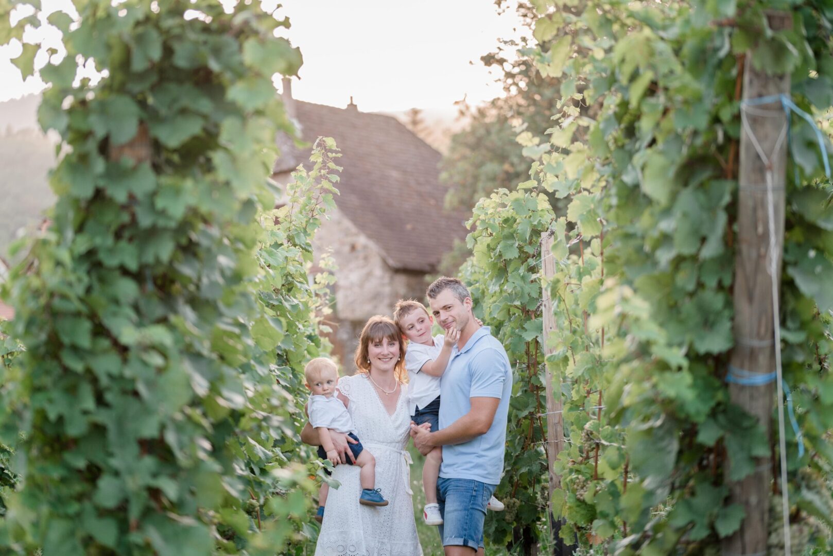 Une famille dans les vignes en Alsace