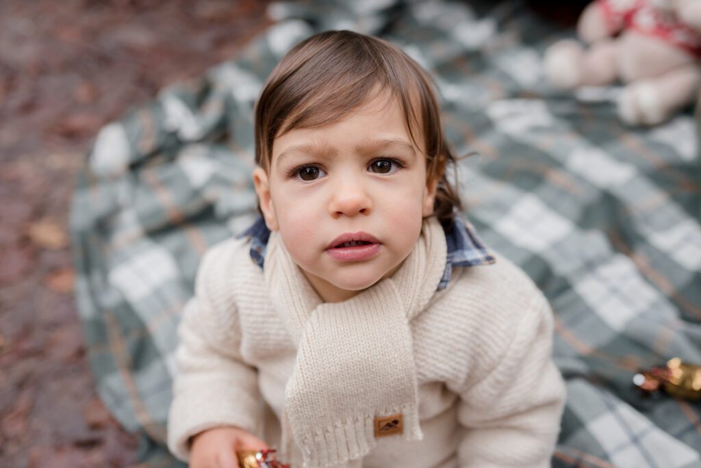 regard interrogatif d'un petit garçon lors d'une séance photo de noel à Haguenau