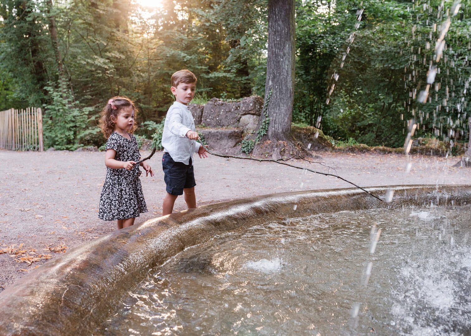 enfants jouant face à une fontaine, dans un parc, à l'orangerie de Strasbourg