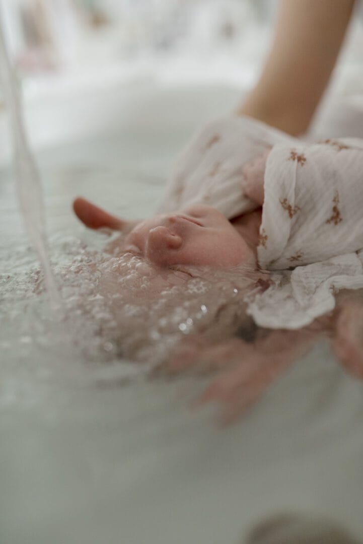 Reportage photo bébé du bain thérapeutique bébé à Brumath, entre Strasbourg et Haguenau en Alsace