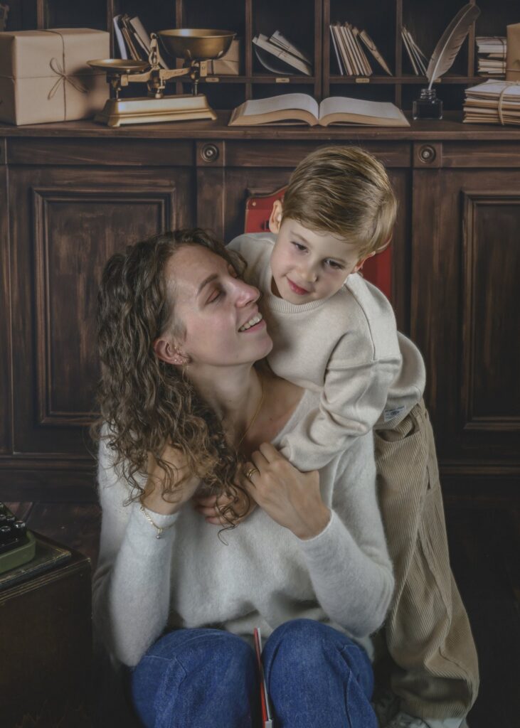 Complicité entre une maman et son enfant lors d'une mini séance photo de Noël en famille en Alsace